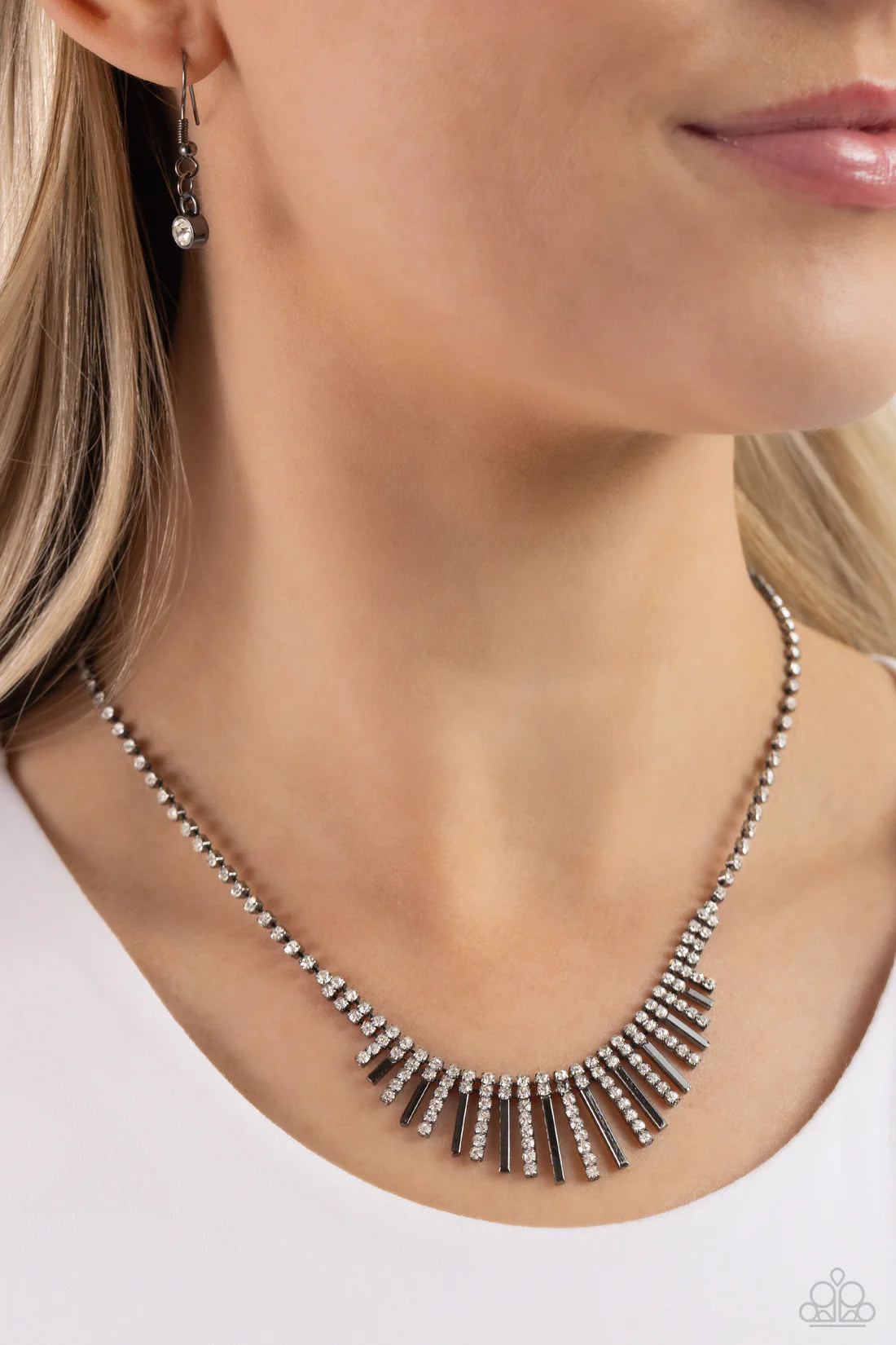 ♥ FLARE to be Different - Black ♥ Necklace